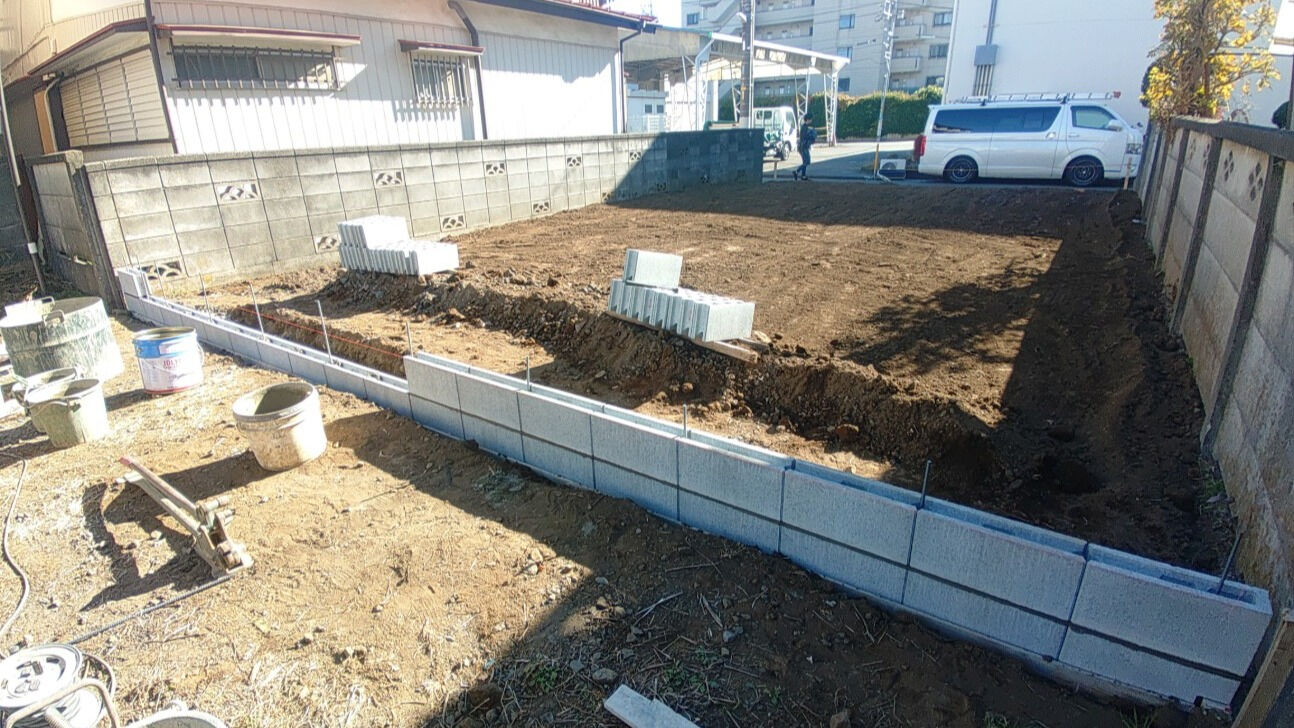 今回は～前回の万年塀撤去後にブロックを積む作業です✨