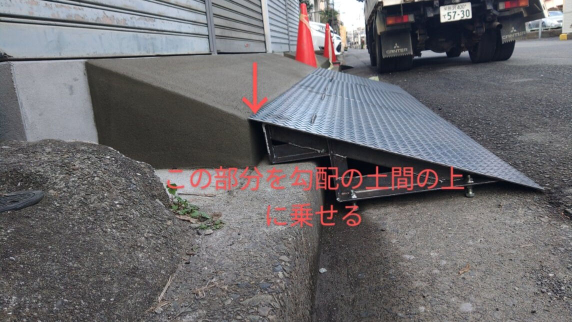 今回のリフォームプロジェクトでは、一階のガレージにバイクや車